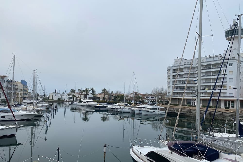 empuriabrava nublado canal